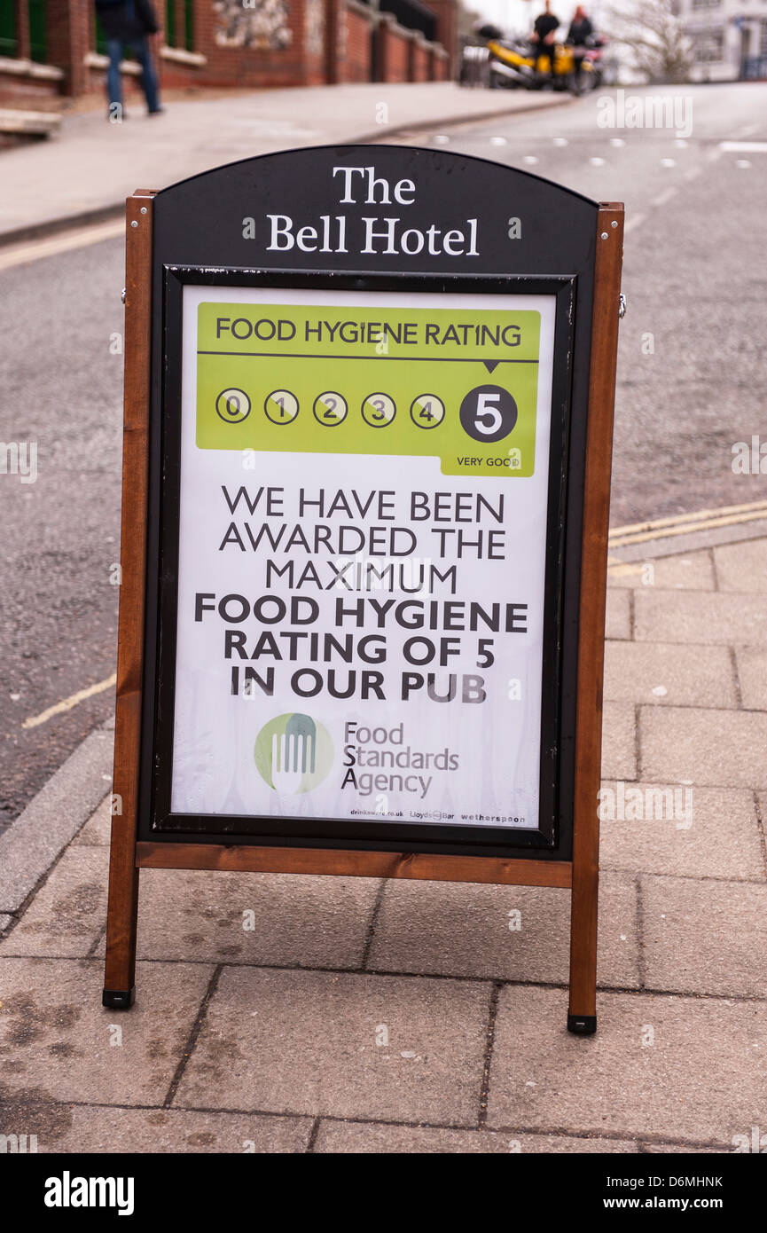 Un segno al di fuori della Bell Hotel indicando una buona igiene degli alimenti assegnati in Norwich , Norfolk , Inghilterra , Inghilterra , Regno Unito Foto Stock