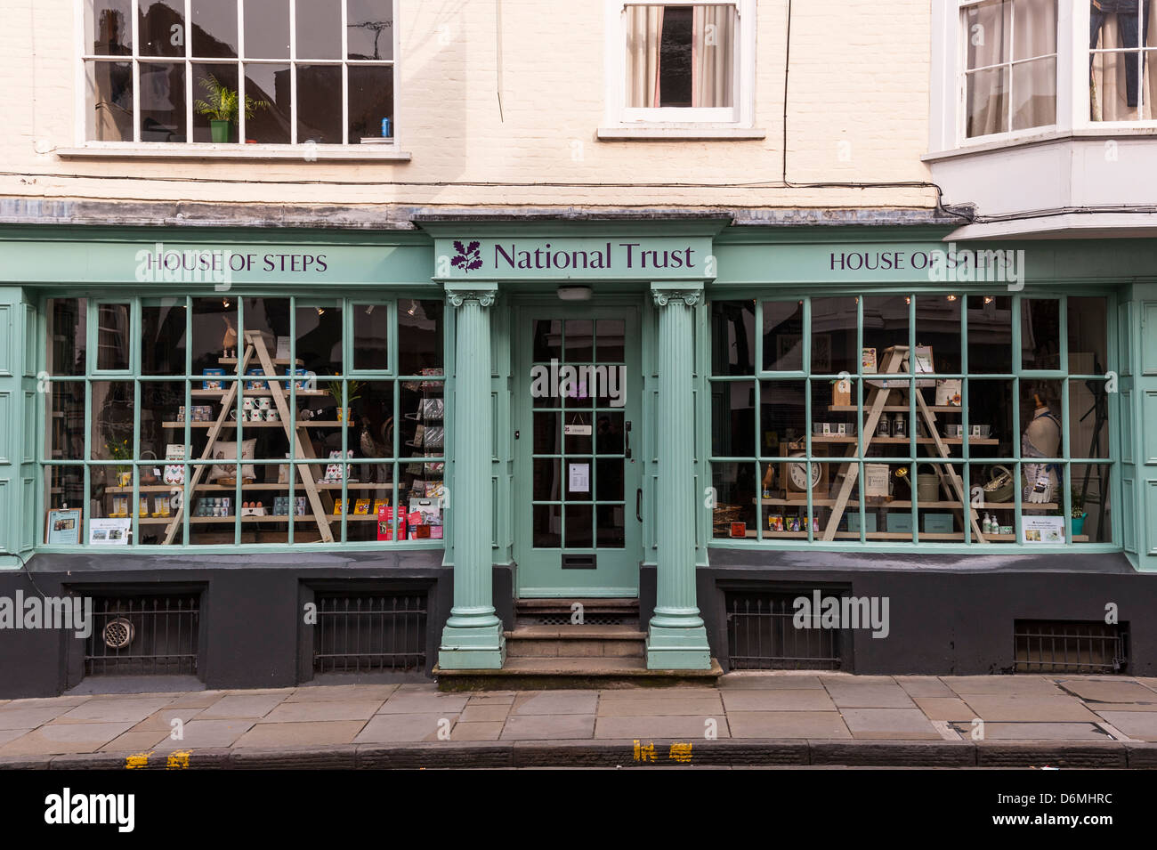Il National Trust shop store in Salisbury , Wiltshire , Inghilterra , Inghilterra , Regno Unito Foto Stock Il National Trust shop store in Salisbury , Wiltshire , Inghilterra , Inghilterra , Regno Unito Foto Stock