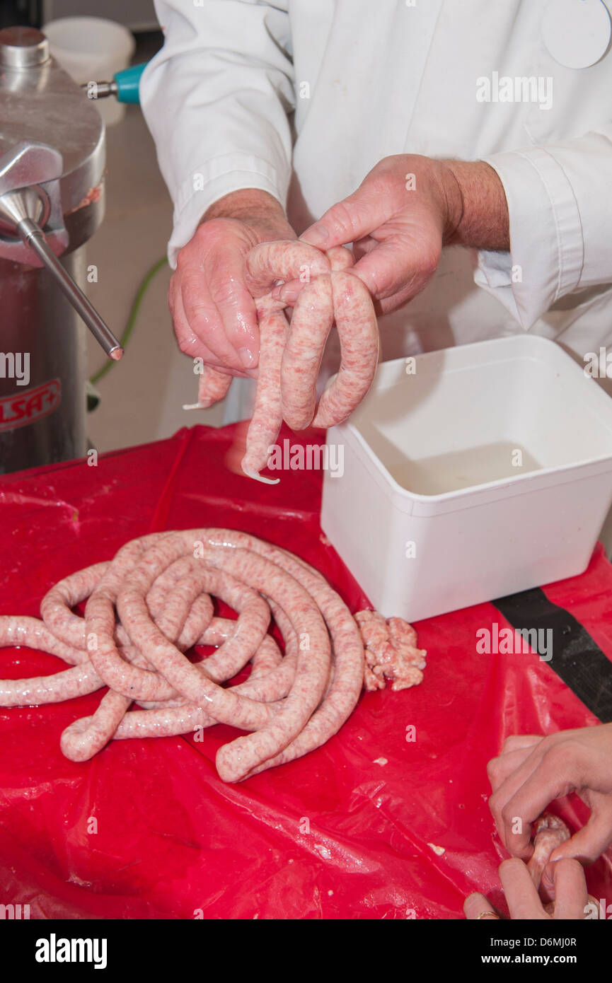 Salsicce essendo realizzato in corrispondenza della molla si sollevano in Norwich , Norfolk , Inghilterra , Inghilterra , Regno Unito Foto Stock