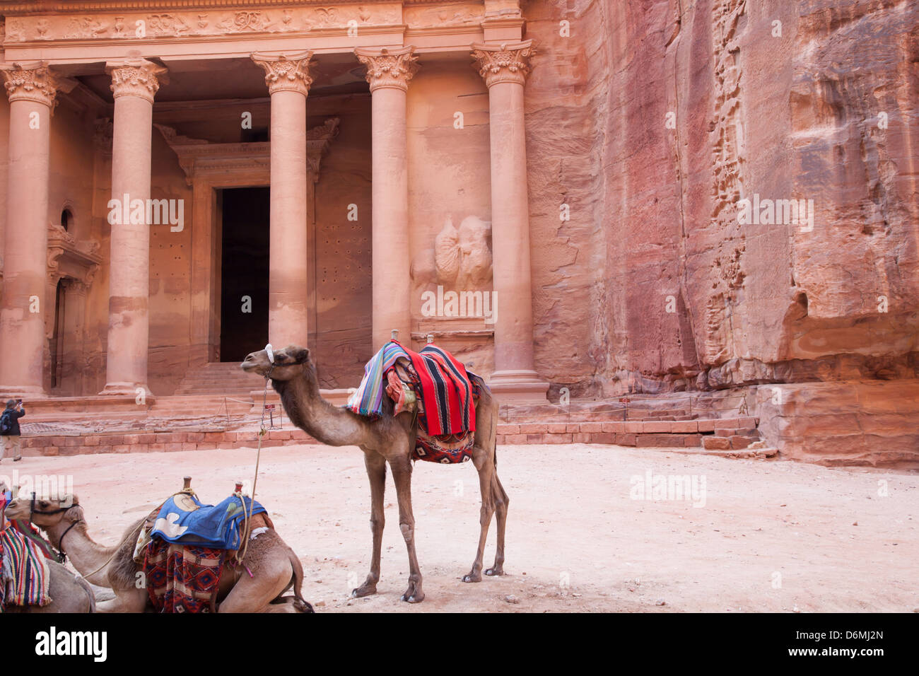 Petra, Giordania un primo secolo città perduta nel medio oriente. Scolpito in pietra rossa, la città è ideale per i viaggiatori avventura Foto Stock