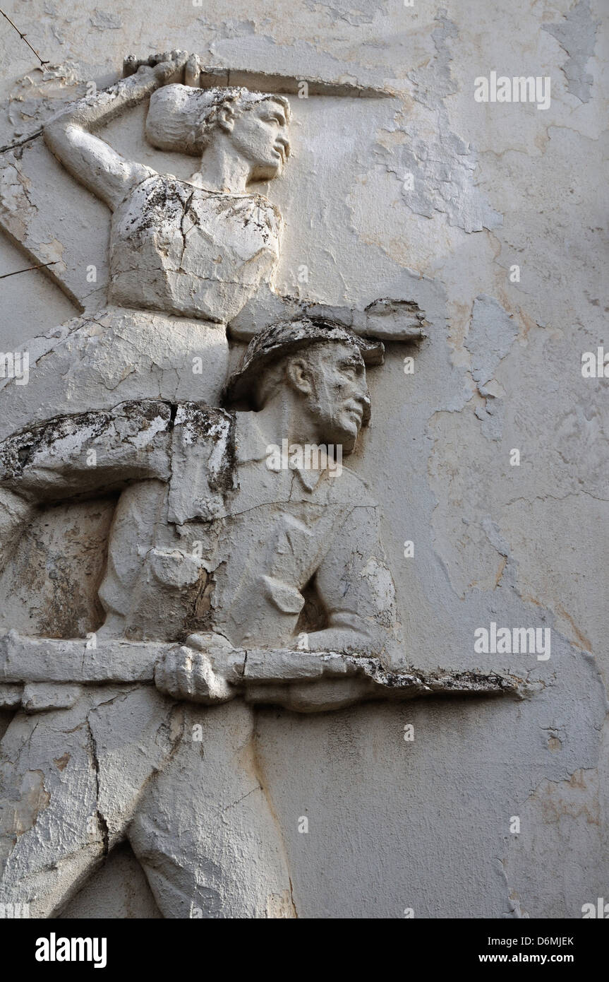 Cornicione del soldato e antica dea della vittoria Nike dettagli architettonici sulla parete spiovente esterno. Foto Stock
