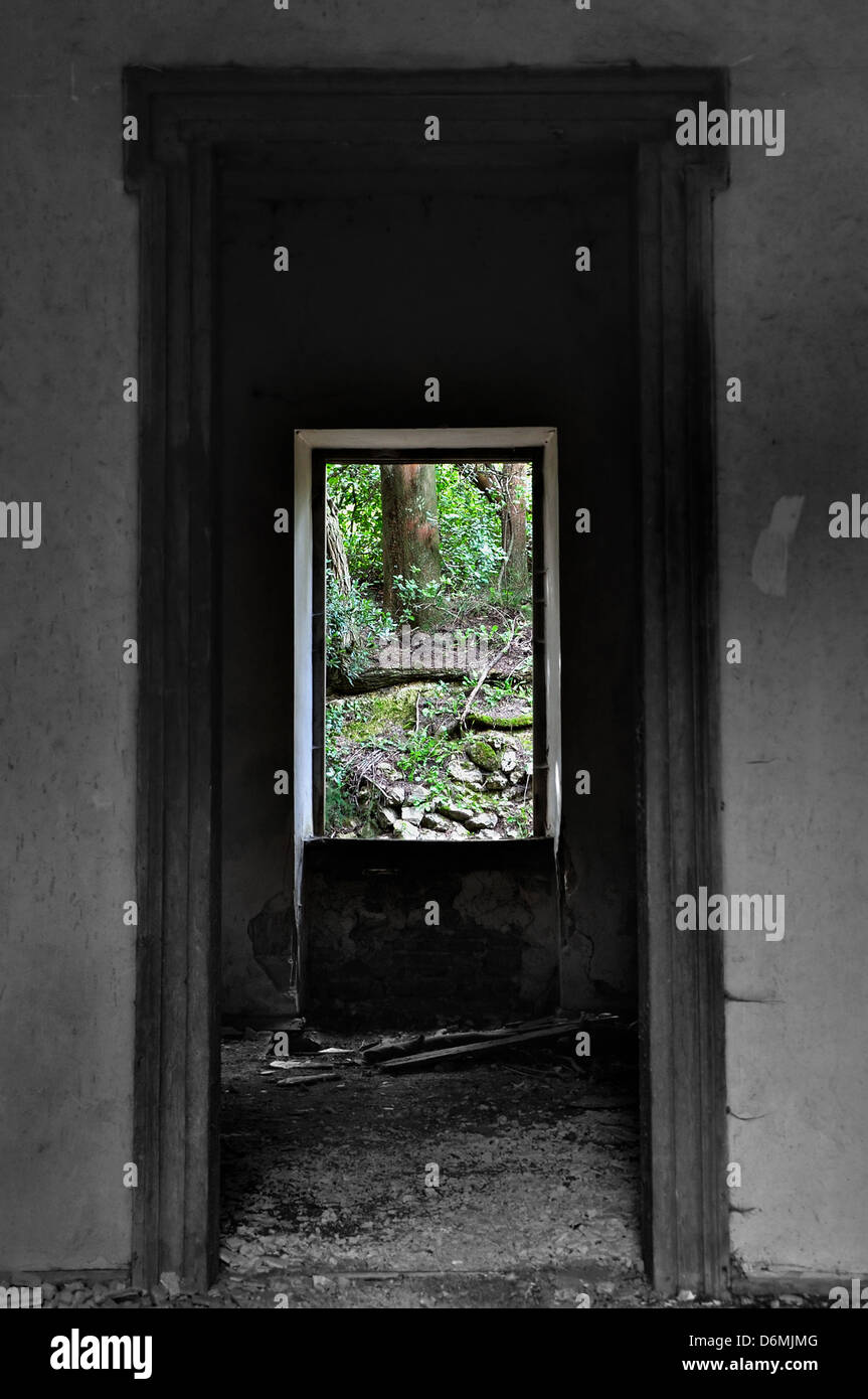La visualizzazione della finestra di scena naturale in casa abbandonata interni. Saturazione selettiva. Foto Stock