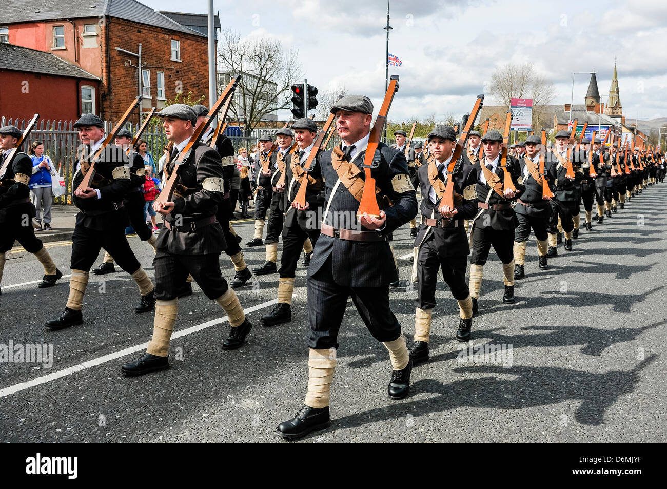 Belfast, Irlanda del Nord. Xx Aprile, 2013. Uomini vestiti come UVF volontari da 1913 prendere parte in una sfilata centenario di fondazione della UVF. Credito: Stephen Barnes/Alamy Live News Foto Stock