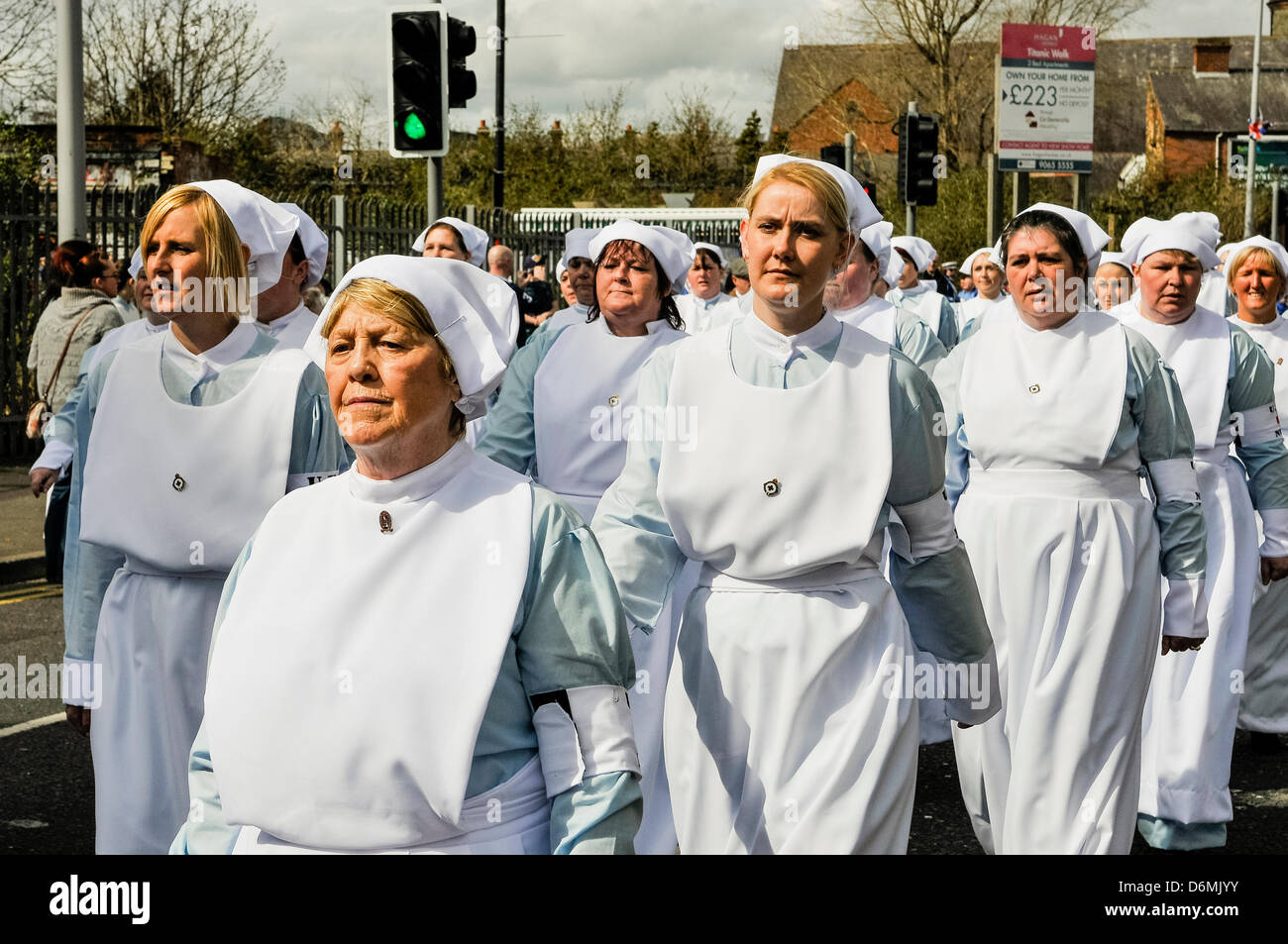 Belfast, Irlanda del Nord. Xx Aprile, 2013. Donne abbigliate come infermiere da 1913 prendere parte alla parata centenario di fondazione dell'UVF nel 1913 Credit: Stepehn Barnes/Alamy Live News Foto Stock