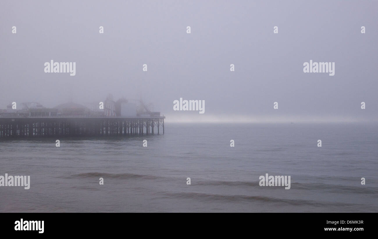 Brighton Palace Pier nella nebbia Foto Stock
