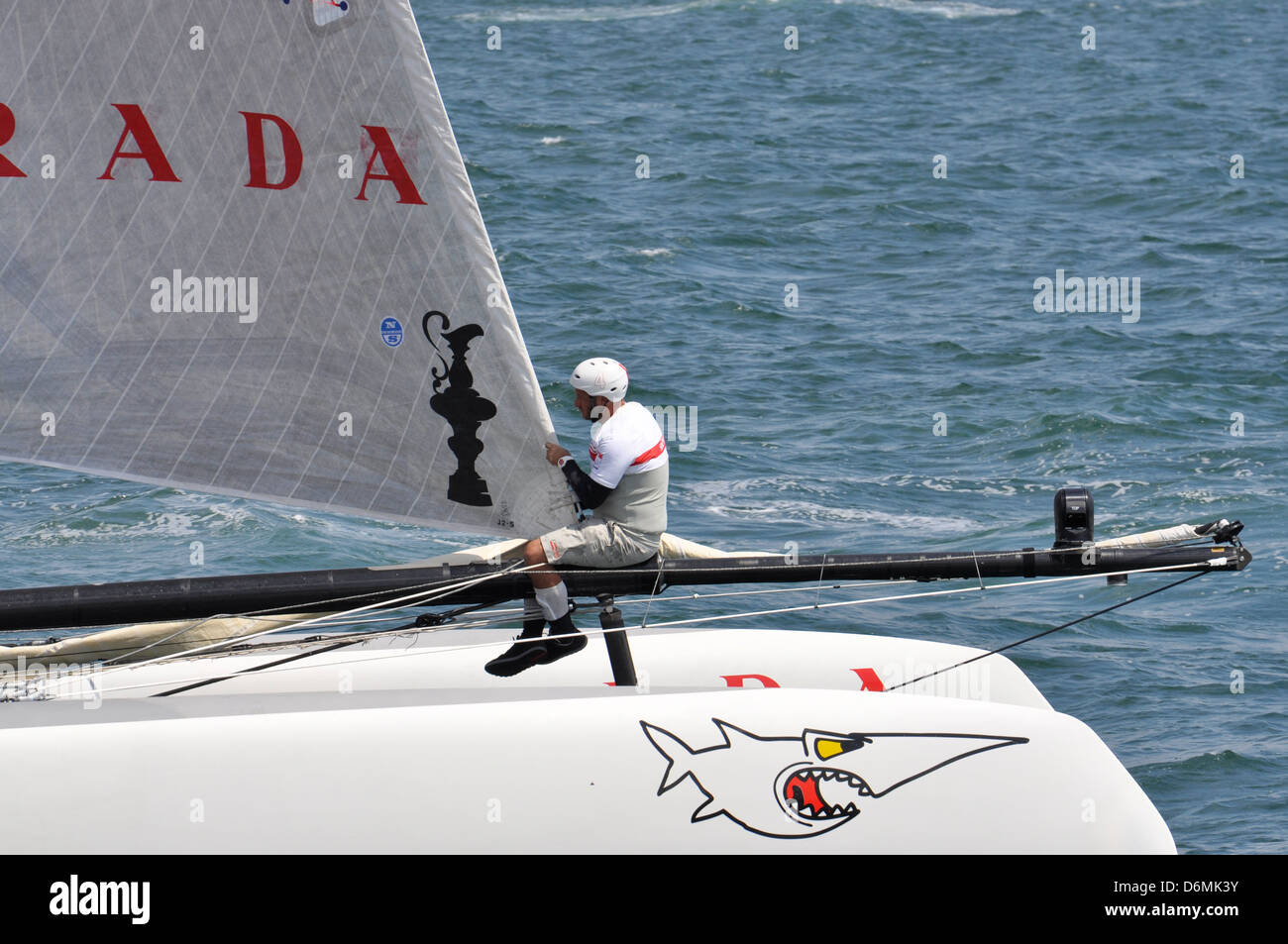 Il catamarano della squadra corse durante la coppa america world series la concorrenza su Aprile 20, 2013 a Napoli Foto Stock