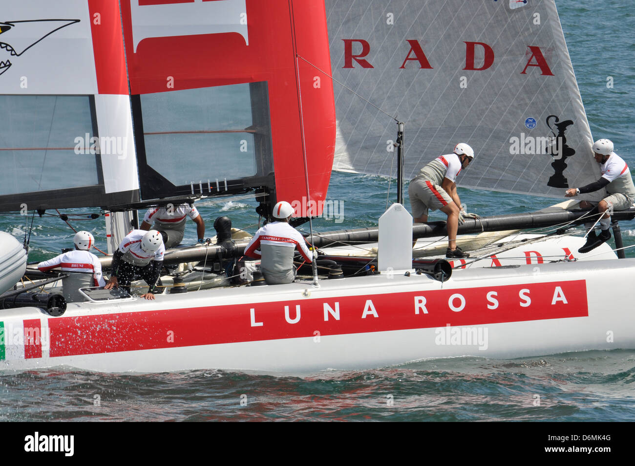 Il catamarano della squadra corse durante la coppa america world series la concorrenza su Aprile 20, 2013 a Napoli Foto Stock