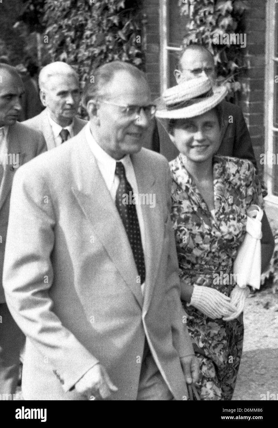 Otto Grotewohl, Primo Ministro della Repubblica democratica tedesca e sua moglie Johanna, Hoppegarten, RDT Foto Stock
