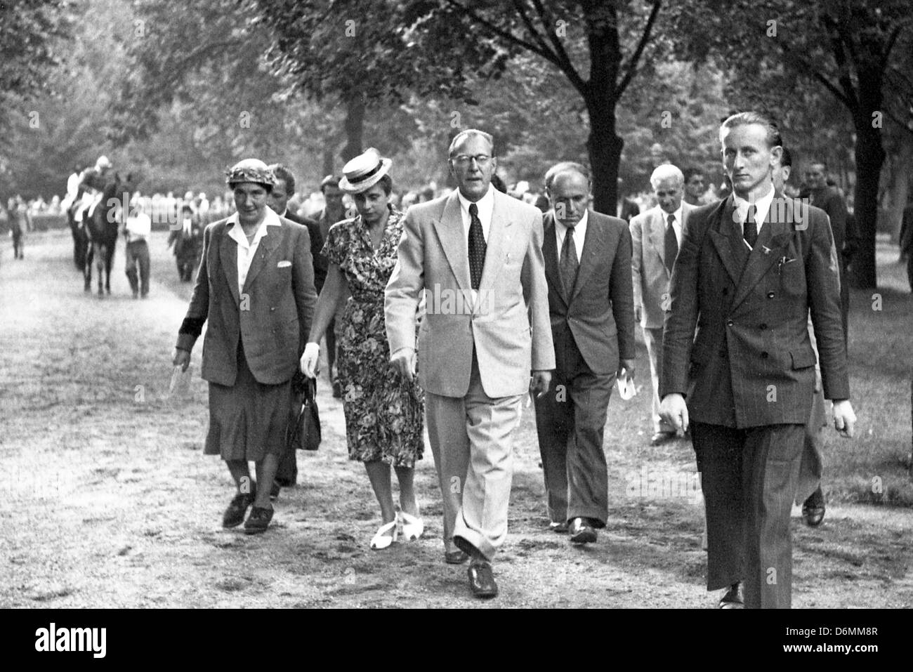 Otto Grotewohl (centrale), il Primo Ministro della Repubblica democratica tedesca e sua moglie Johanna (secondo da sinistra), Hoppegarten, RDT Foto Stock