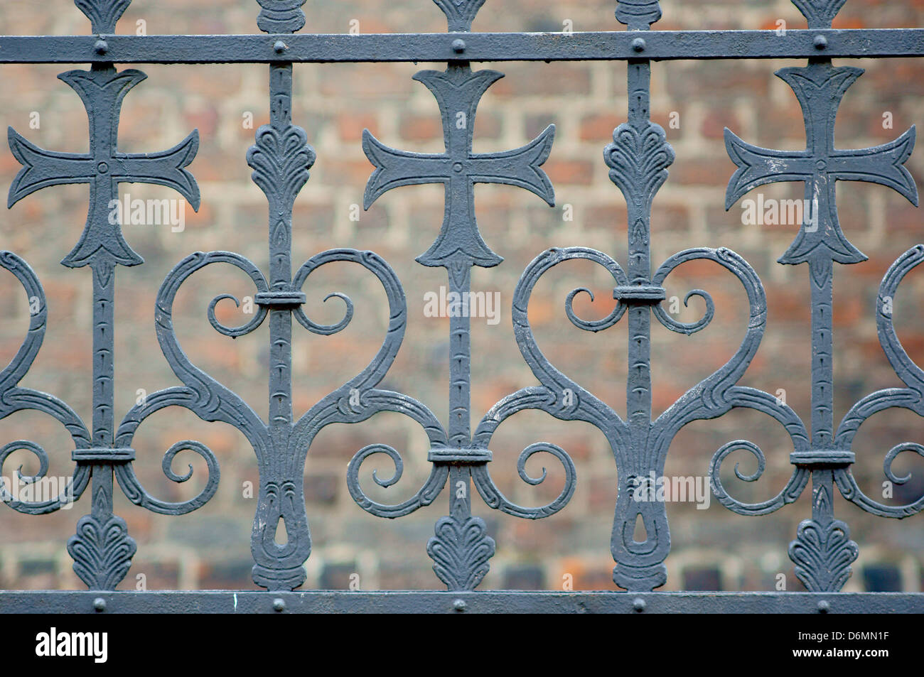 Vecchia recinzione in ferro croce cristiana Foto Stock