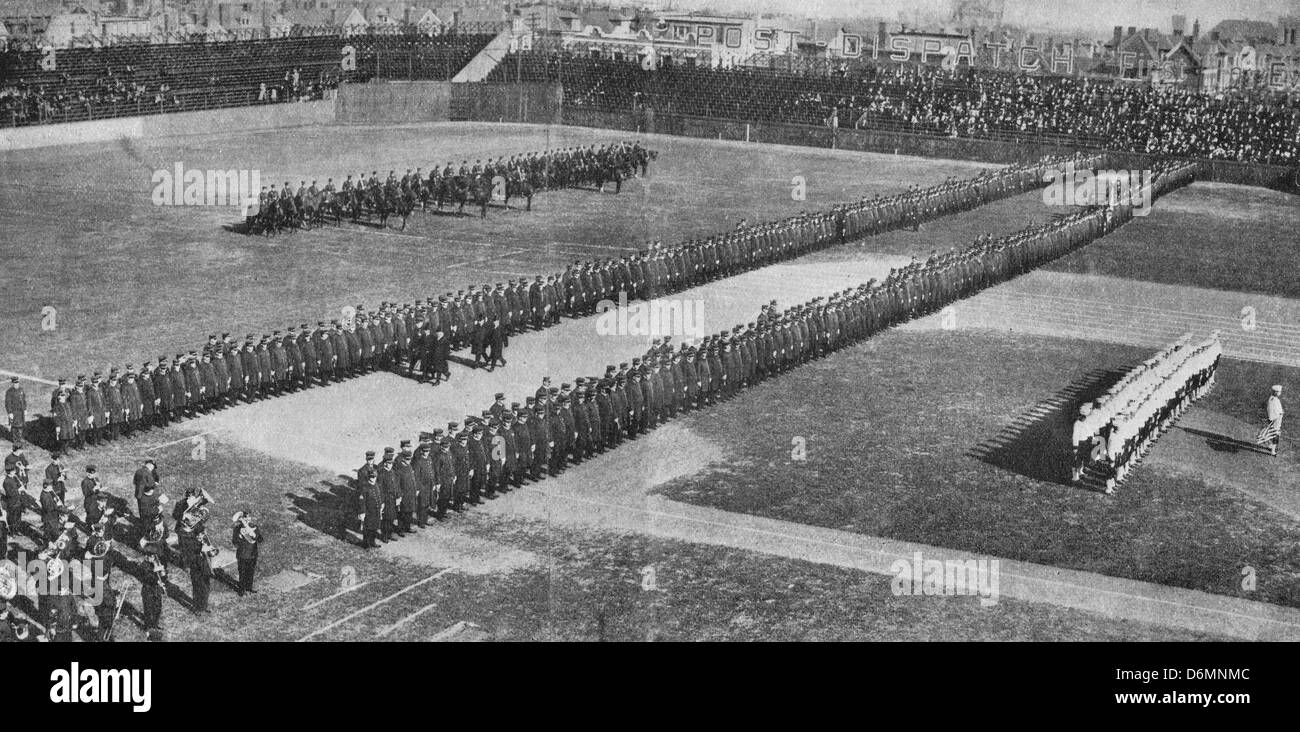 Abito sfilata della Polizia Metropolitana di San Louis, MO - Soldierly tutori della legge e dell'Ordine, circa 1912 Foto Stock