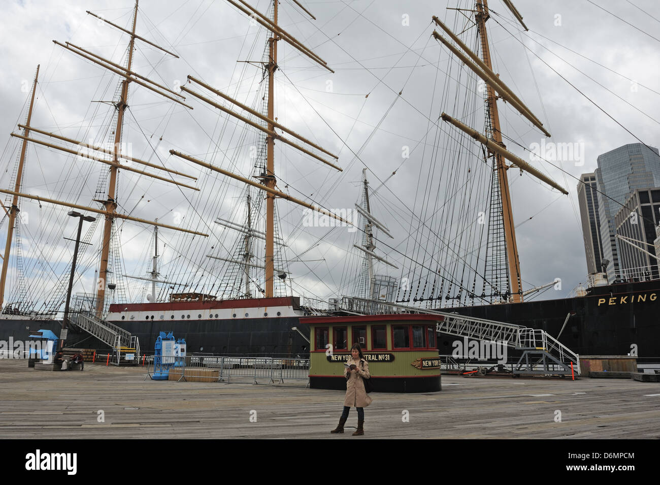 I montanti di Pechino e la torre Wavertree sopra Pier 16 in South Street Seaport in Lower Manhattan. Foto Stock