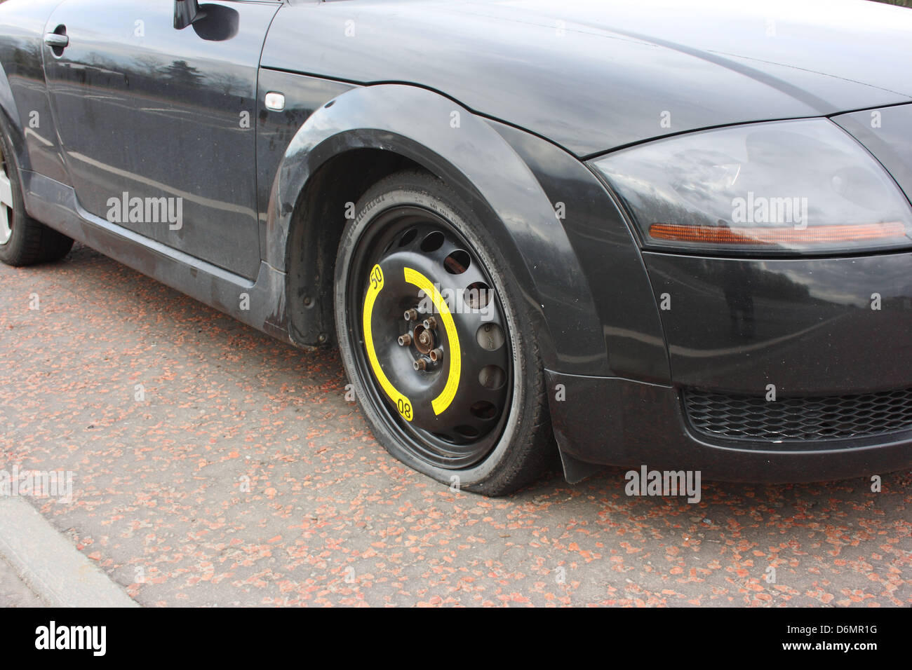 Auto abbandonate con spazio forato-saver ruota di scorta Foto Stock
