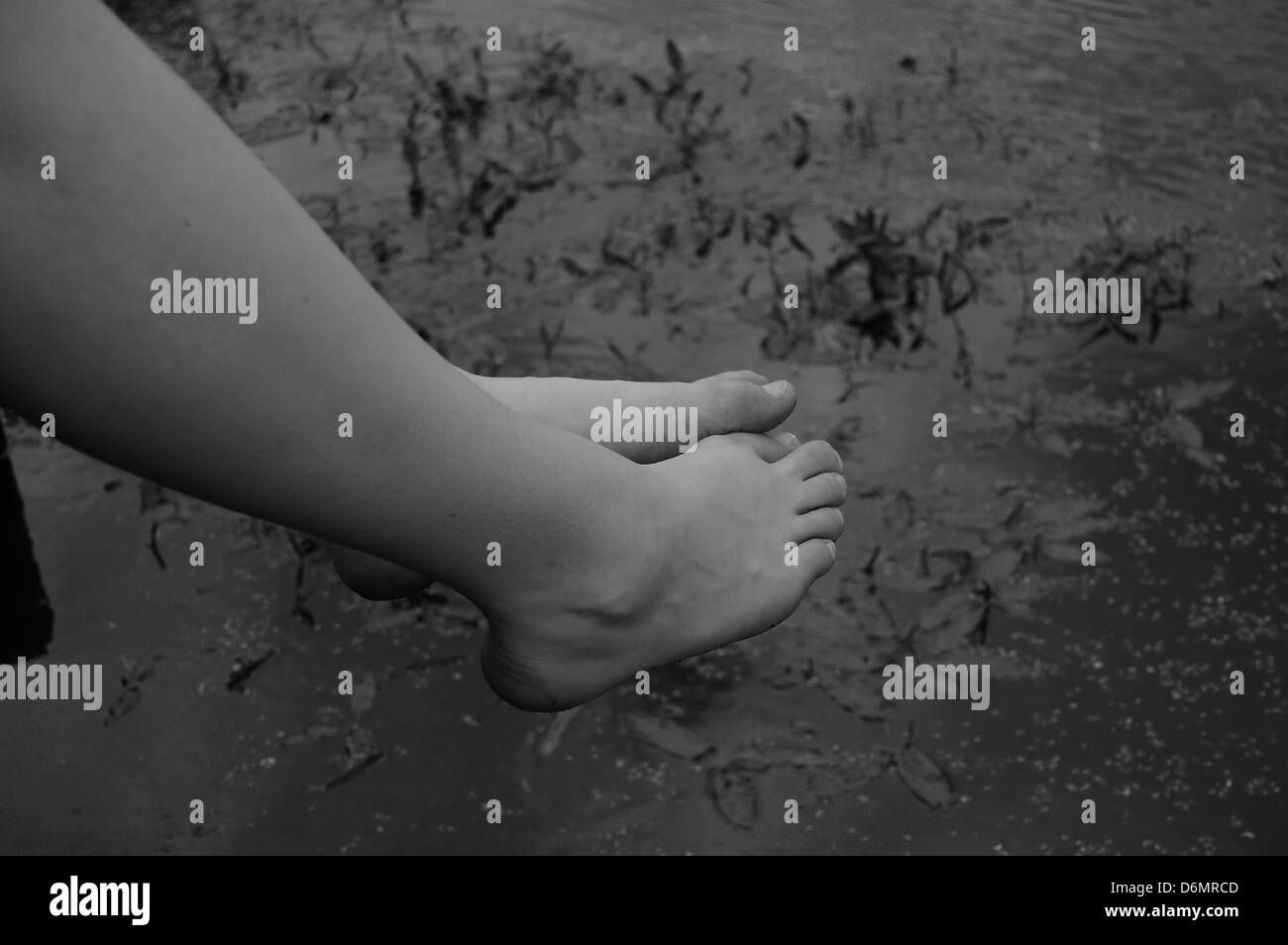 Piedi su di un fiume Foto Stock