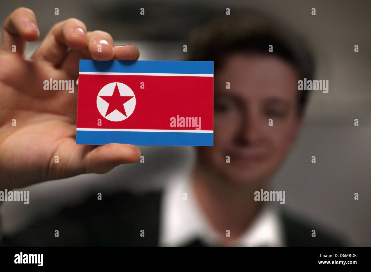 Imprenditore è in possesso di un biglietto da visita, la bandiera della Corea del Nord Foto Stock