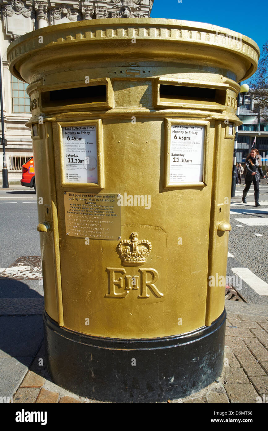 Oro dipinto di casella postale per celebrare Londra la città che ospiterà i Giochi Olimpici Tothill Street Westminster London REGNO UNITO Foto Stock