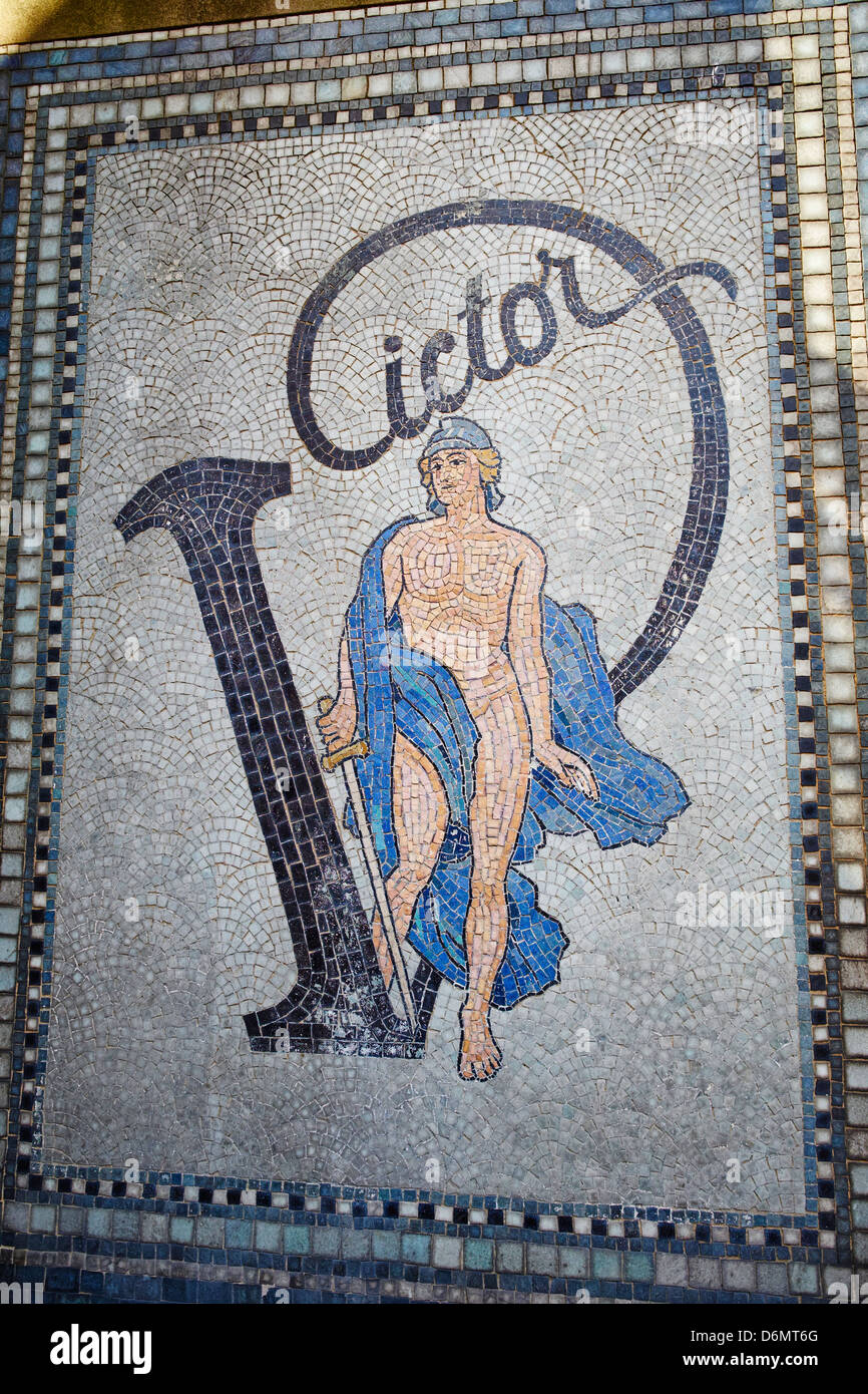 Storico mosaico Victor pubblicità il parlare machine company Carteret Street Westminster London REGNO UNITO Foto Stock