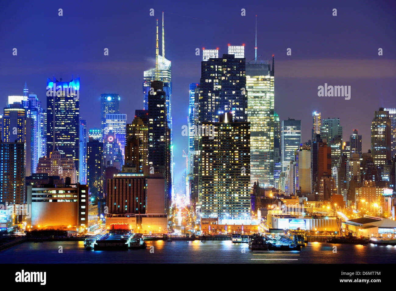 Midtown Manhattan a 42nd Street vista da davanti al Fiume Hudson in New York City. Foto Stock