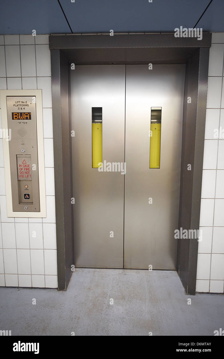 Passeggero chiuso sollevare gli sportelli a Rugby Rail Station Warwickshire, Regno Unito Foto Stock