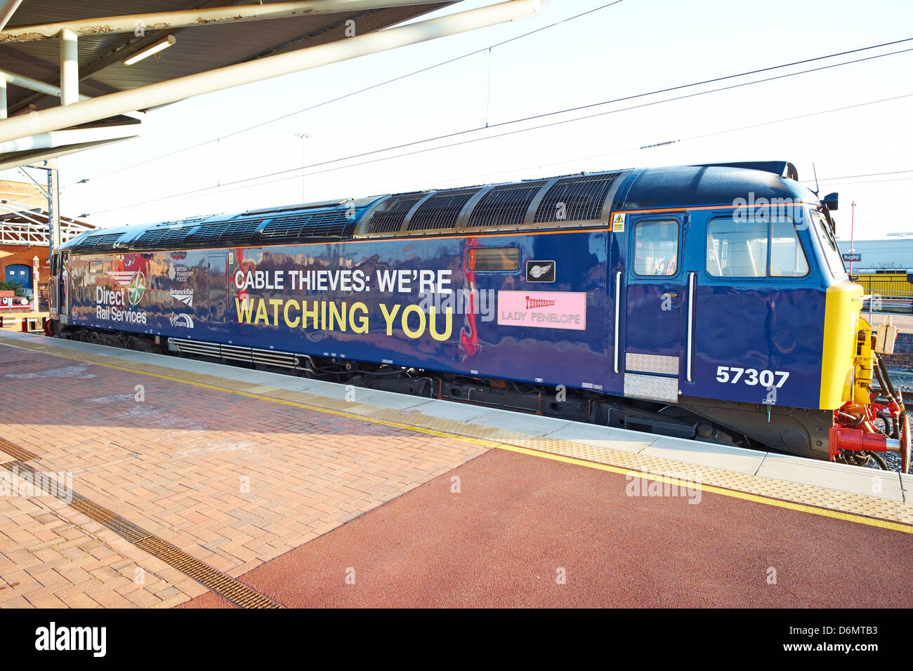 Locomotiva Diesel con slogan progettato per scoraggiare i ladri di cavo Rugby Rail Station Warwickshire, Regno Unito Foto Stock