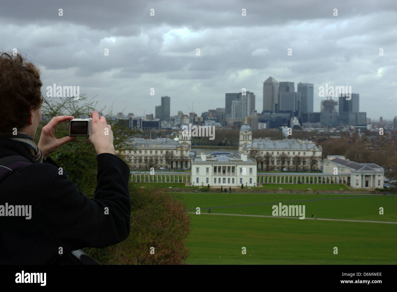 Telefono con fotocamera london canary wharf fotografie nuvoloso calma giorno uomo prendendo le foto sulla fotocamera Foto Stock