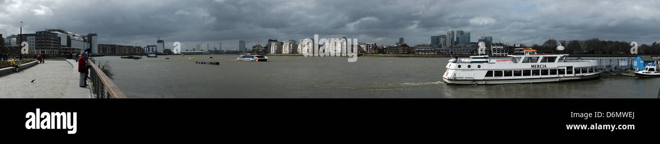 Lo skyline di Londra tour in barca sul fiume Tamigi cielo nuvoloso Foto Stock