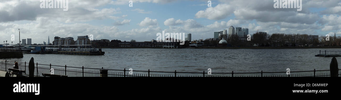 Lo skyline di Londra cityscape fiume Tamigi barche di acqua Foto Stock