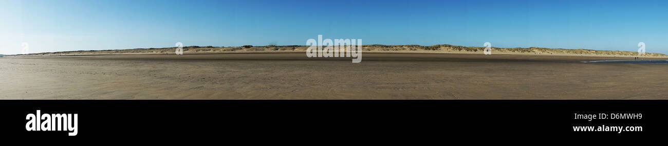 Hastings Camber Sands blu cielo privo di nuvole Foto Stock