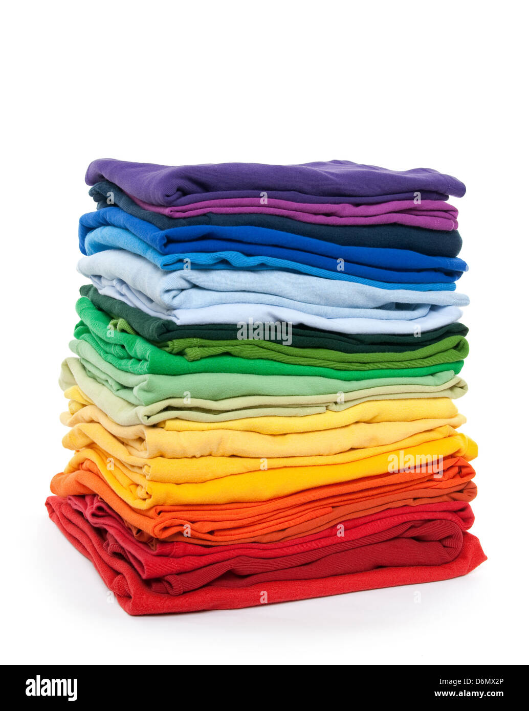 Rainbow mucchio di vestiti. Luminose vestiti ripiegato su sfondo bianco. Foto Stock