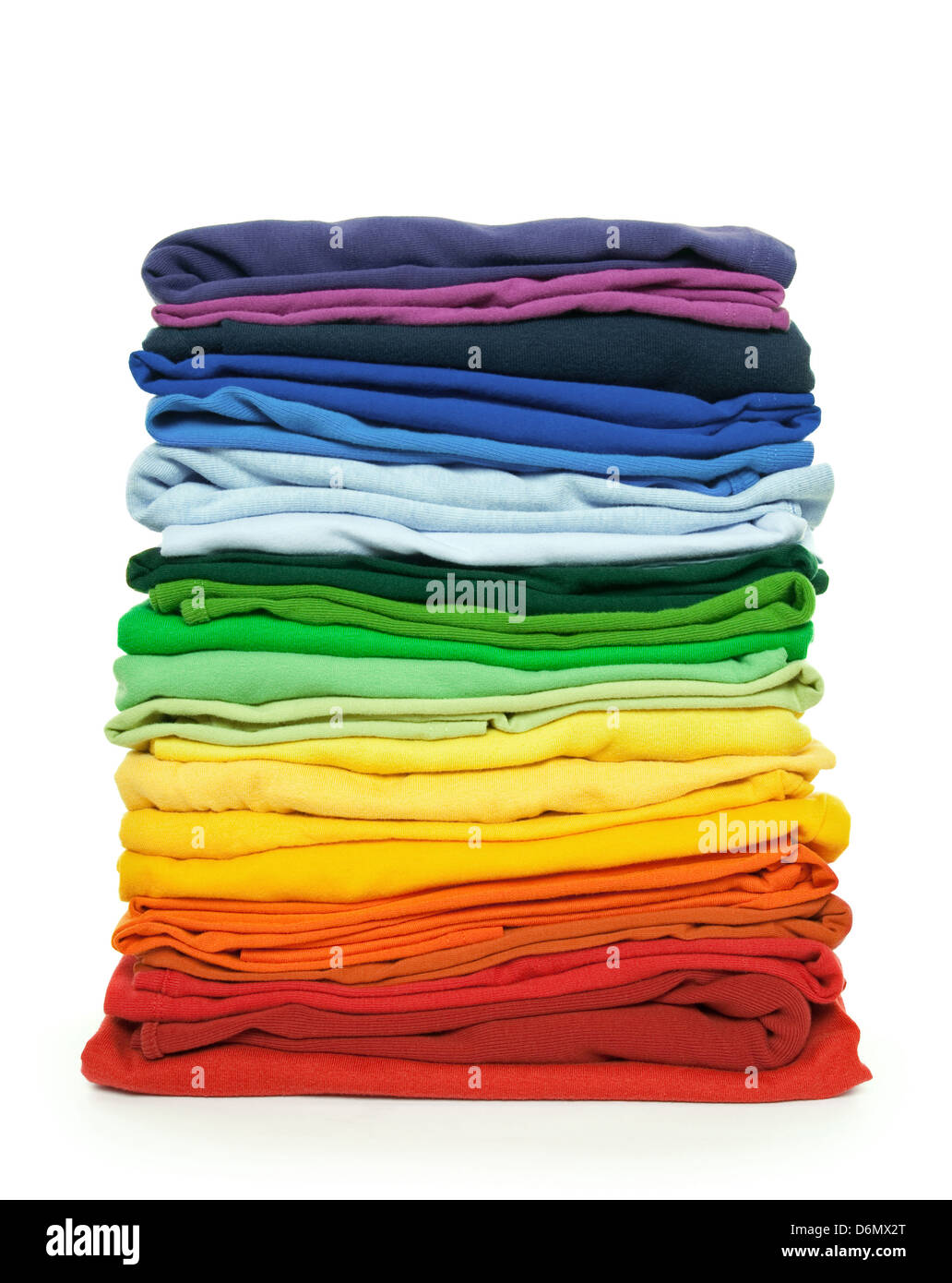 Rainbow servizio lavanderia. Pila di luminose vestiti ripiegato su sfondo bianco. Foto Stock