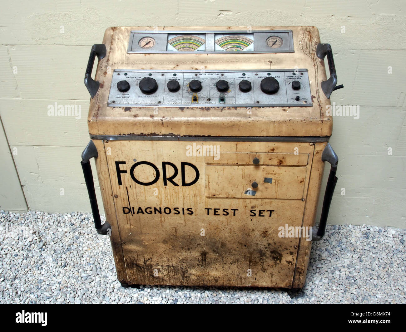 Il set di test diagnostici Ford è uno strumento diagnostico utilizzato dai meccanici Ford per identificare i problemi del veicolo. Questo strumento aiuta a semplificare i processi di riparazione e manutenzione fornendo dati accurati sui sistemi del veicolo. Foto Stock