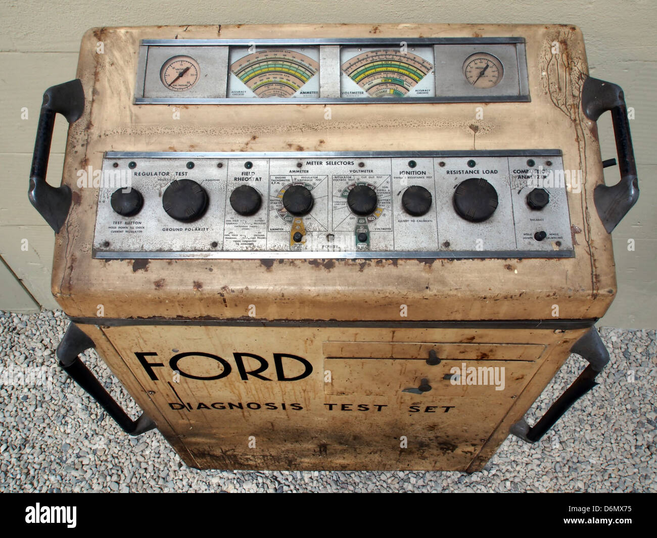 Il set di test diagnostici Ford è uno strumento diagnostico utilizzato per identificare i problemi dei veicoli Ford, aiutando i tecnici a risolvere rapidamente i problemi. Svolge un ruolo fondamentale nel garantire l'affidabilità del veicolo e processi di riparazione efficienti. Foto Stock