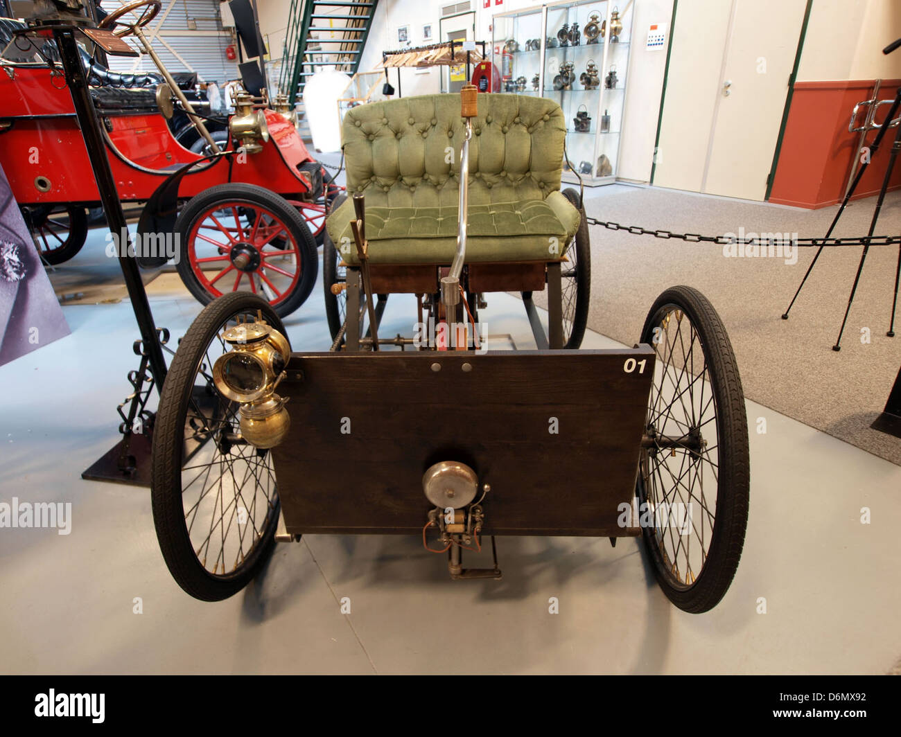 Il quadriciclo Ford, originariamente costruito da Henry Ford nel 1896, è una carrozza senza cavalli pionieristica alimentata da un motore a due cilindri e quattro cavalli. Una replica costruita da George DeAngelis nel 1963 rispecchia il design originale, con ruote per biciclette e una struttura semplice e a telaio aperto. Questa riproduzione rende omaggio alla prima incursione di Ford verso l'innovazione automobilistica. Foto Stock