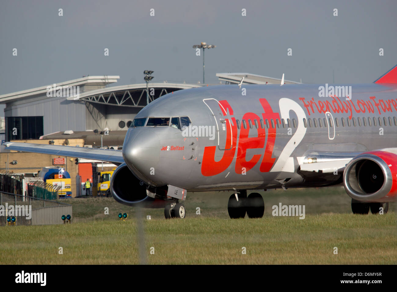 Jet2 piano passeggero in partenza Leeds Bradford Airport Foto Stock