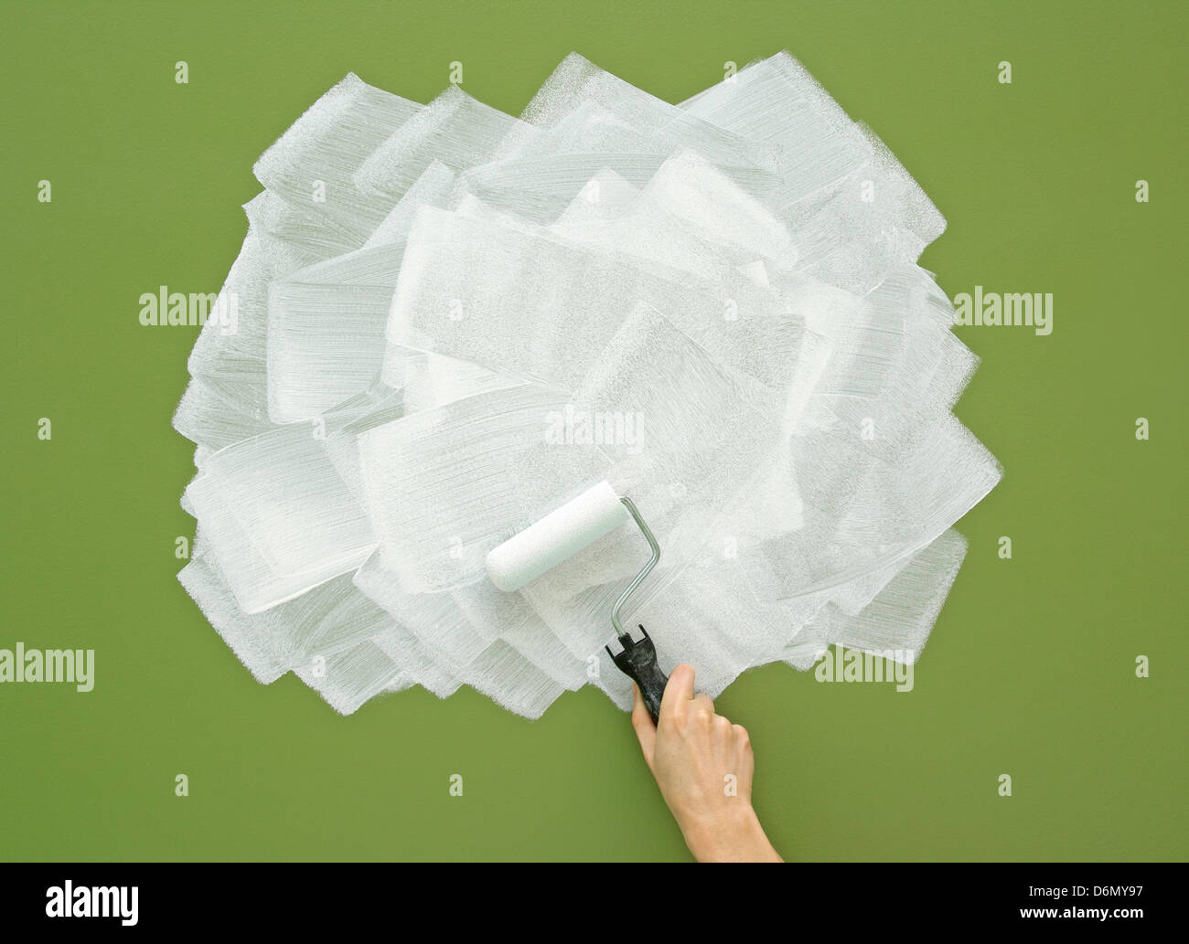 Pittura parete verde in colore bianco con rullo di vernice. Vernice acrilica texture. Foto Stock