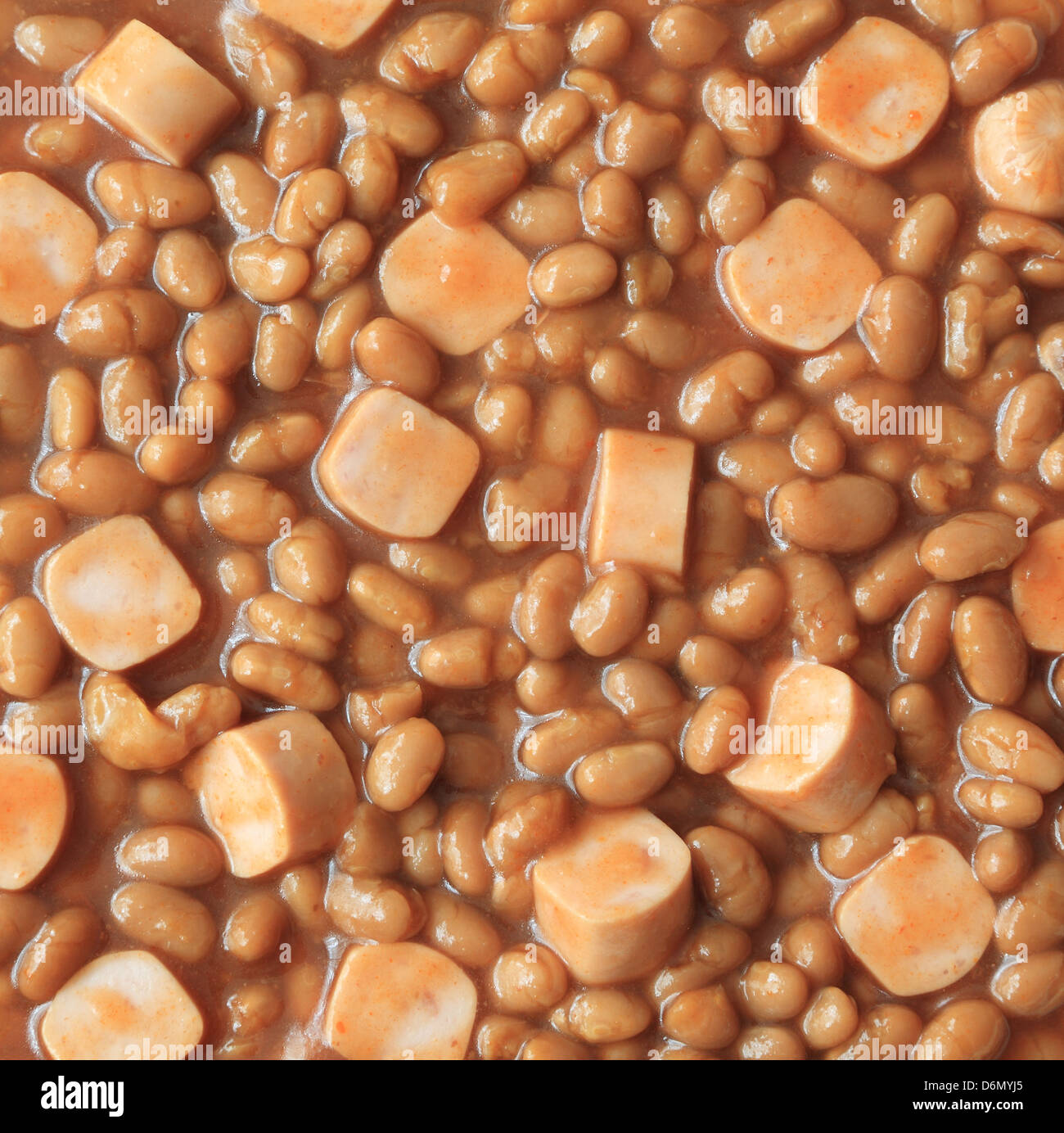 Frank e fagioli - wieners affettato e fagioli cotti in una salsa bruna. Foto Stock