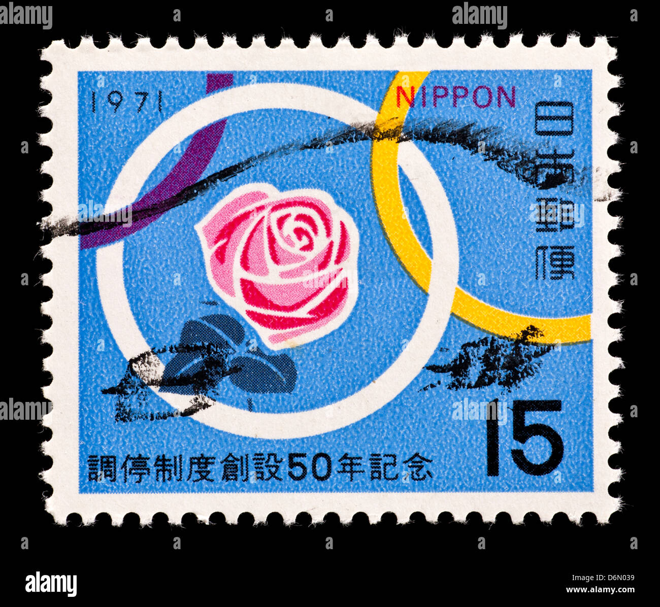 Francobollo dal Giappone raffigurante una rosa e gli anelli (50 esimo anniversario del giapponese sistema di conciliazione Foto Stock