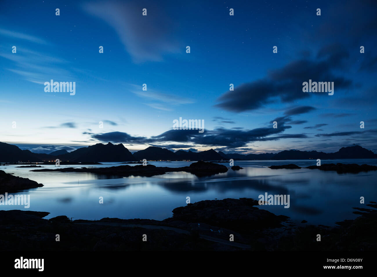 Serata estiva crepuscolo, Stamsund, Isole Lofoten in Norvegia Foto Stock