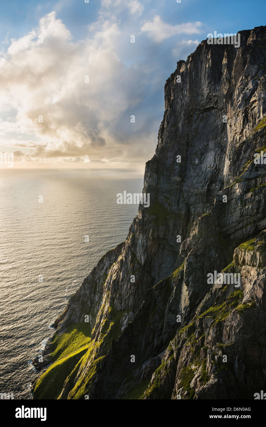 Ripide scogliere di Ryten salire dal mare, Isole Lofoten in Norvegia Foto Stock