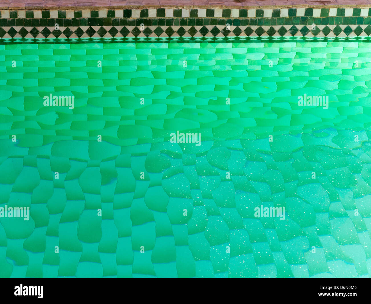 Piastrelle marocchine fotografato attraverso l acqua in una piscina con distorsione Foto Stock