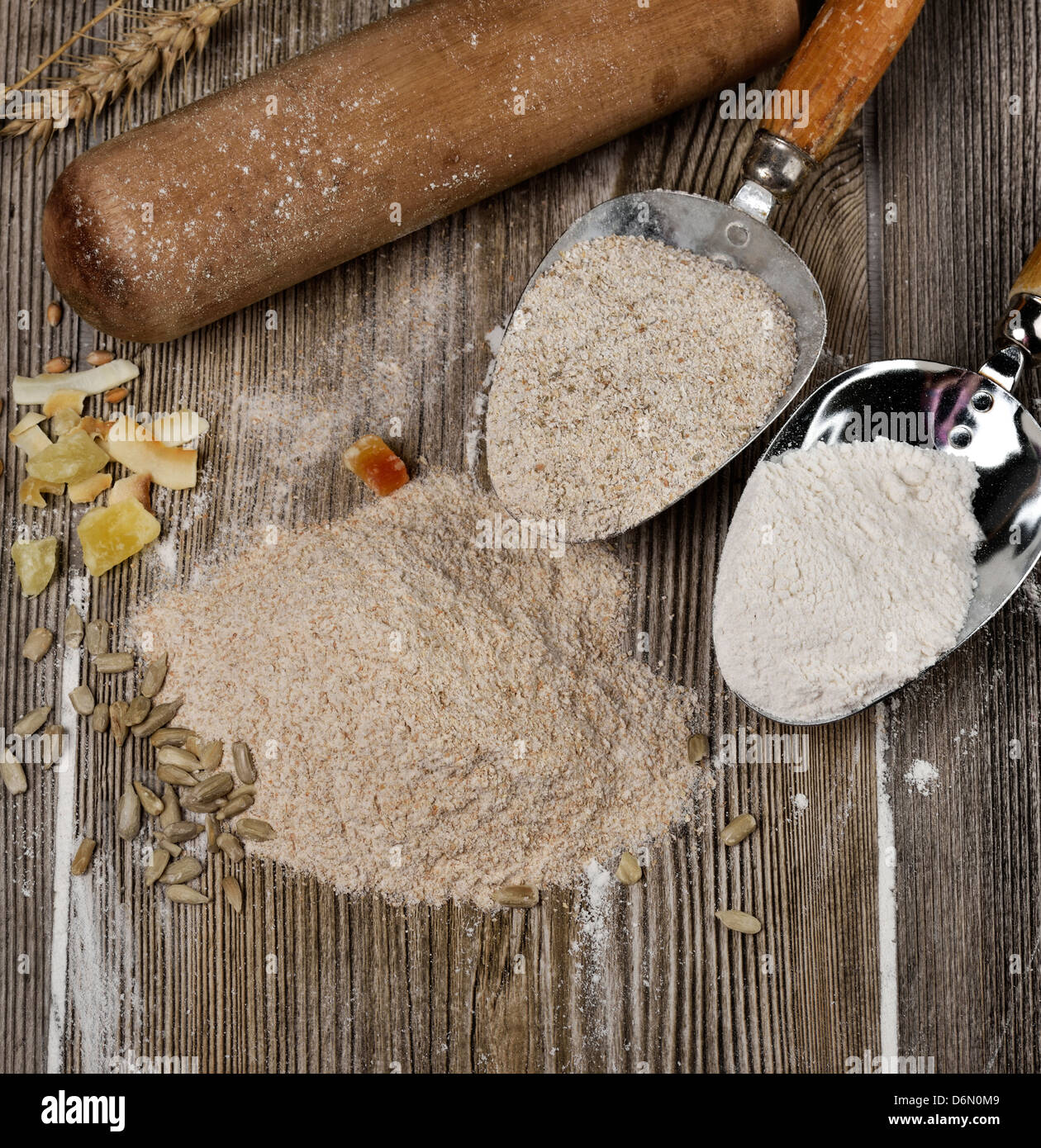 La cottura Ingredienti :tutta la farina di grano tenero, farina di segala Farina,farina bianca Ang frutta secca Foto Stock