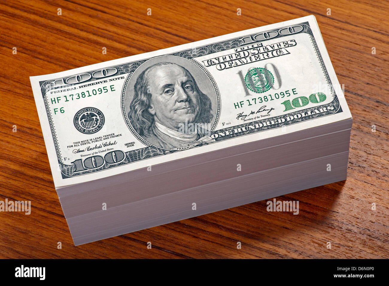 100 dollari fatture in pila, il mucchio di dollari. sfondo di denaro Foto Stock