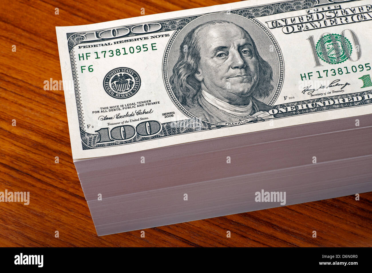 100 dollari fatture in pila, il mucchio di dollari. sfondo di denaro Foto Stock