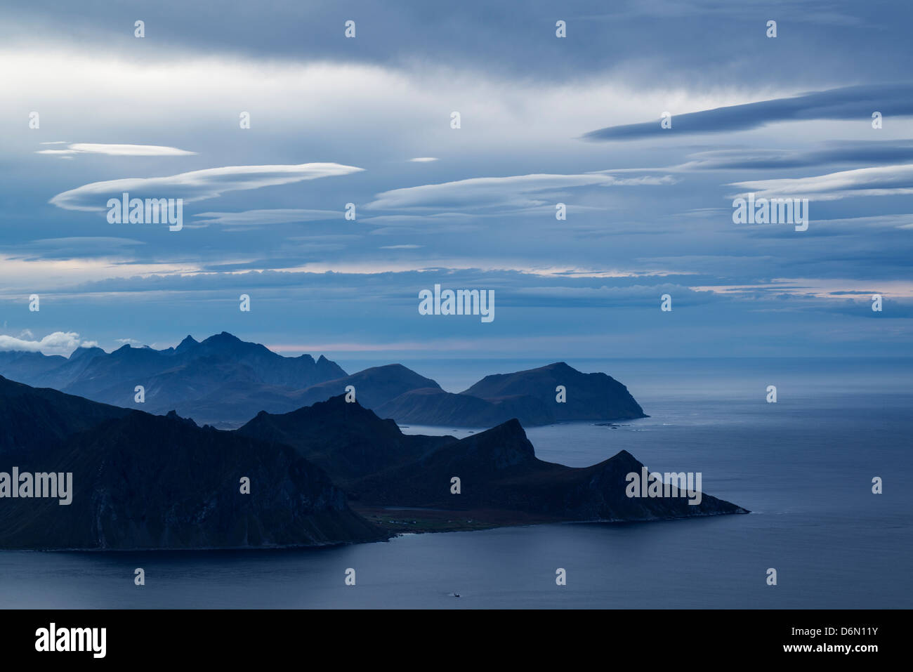 Vista su Flakstadøy dal vertice di Himmeltind, Vestvågøya, Isole Lofoten in Norvegia Foto Stock