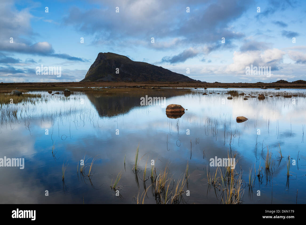 Hoven picco di montagna sorge dalla palude di Gimsøya, Isole Lofoten in Norvegia Foto Stock