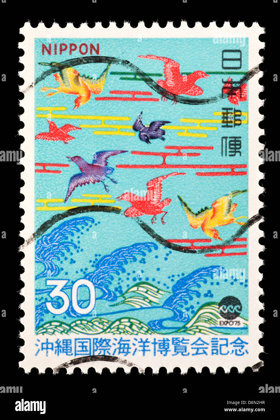 Francobollo dal Giappone che raffigura il dipinto gli uccelli in volo da Bingata. Foto Stock