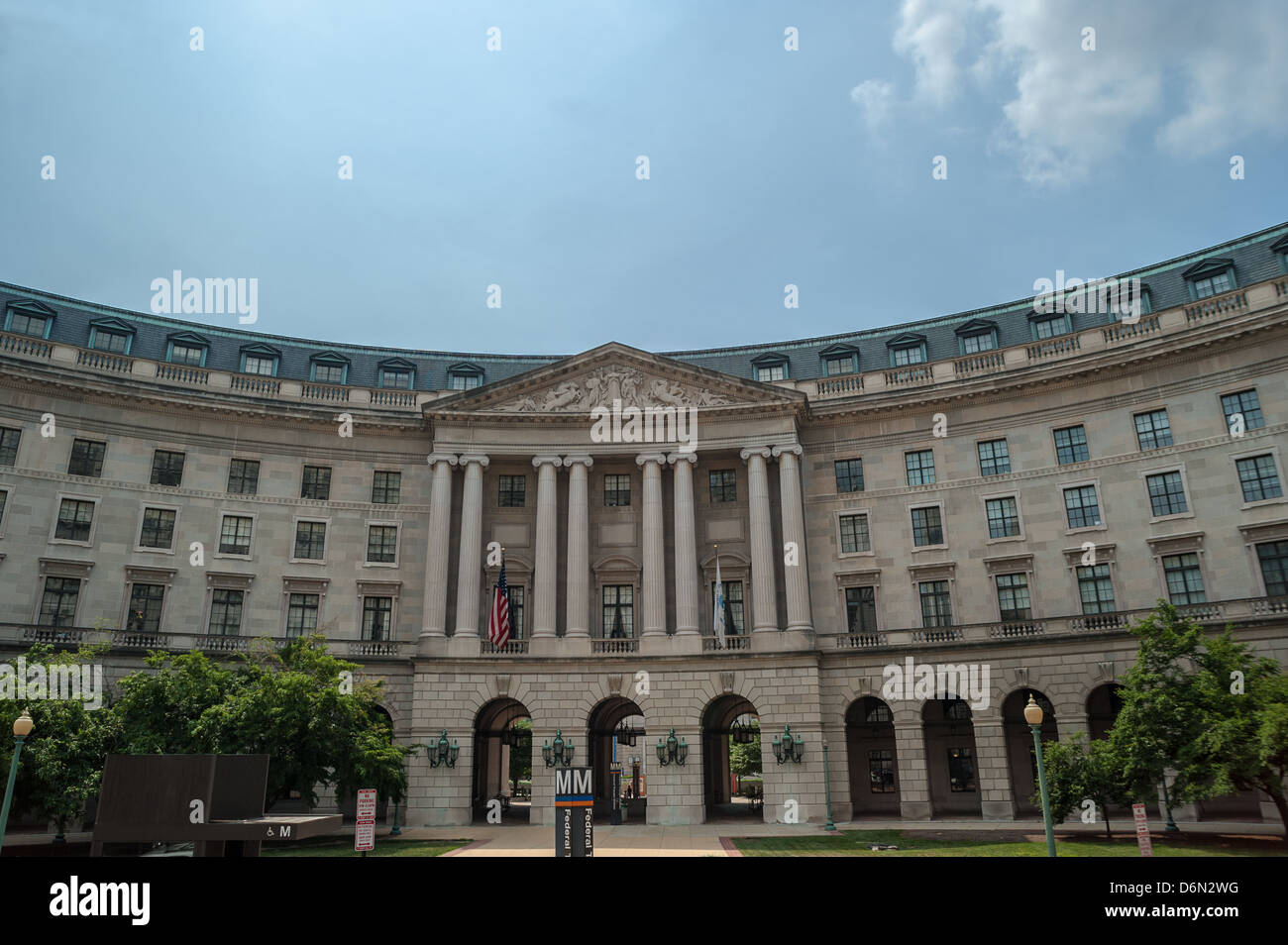 Governo Federale degli Stati Uniti edifici tra cui il Triangolo Federale stazione, Washington DC. Foto Stock