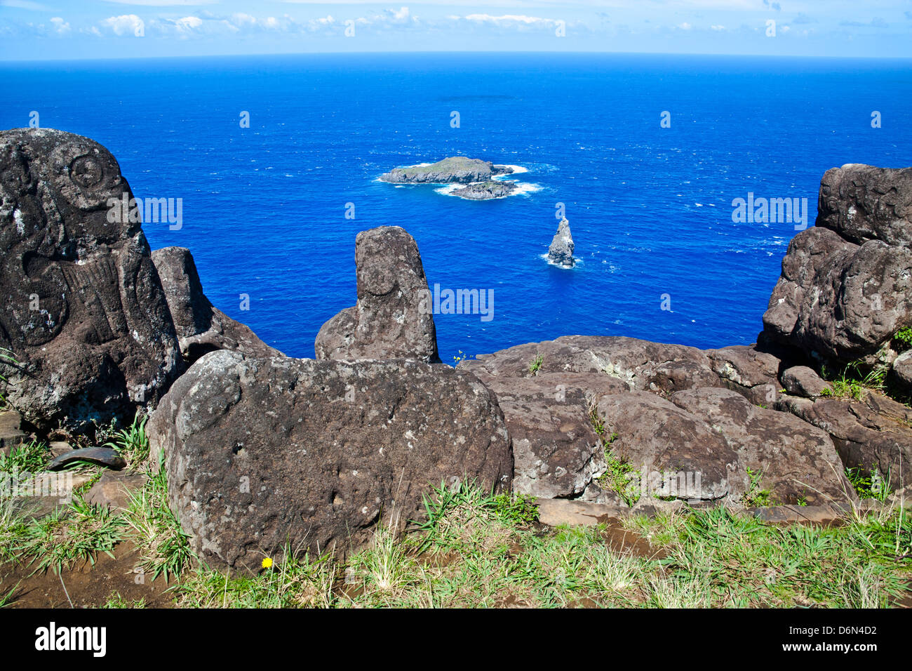 Cile, l'isola di pasqua, Rapa Nui, birdman incisioni rupestri in Orongo cerimoniale di villaggio con vista di Motu Nui, Motu Iti e Motu Kao Foto Stock