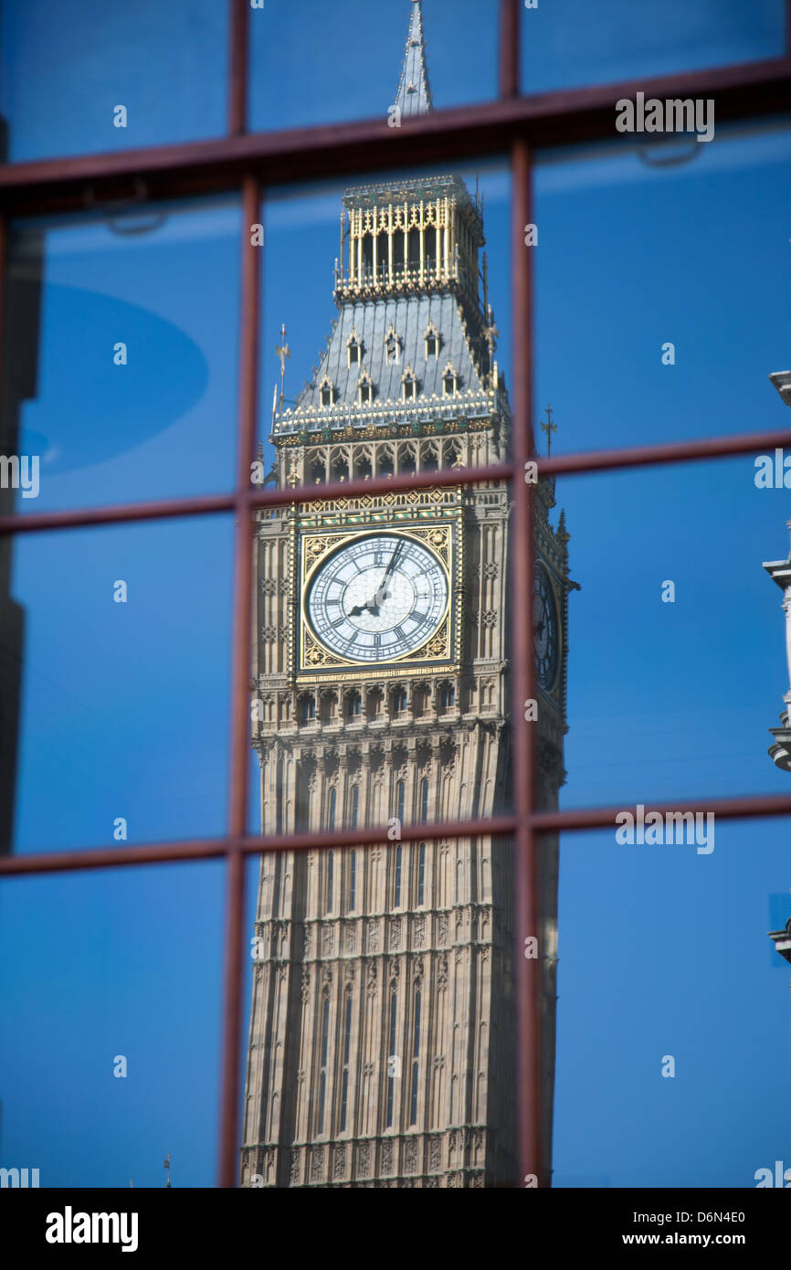 Riflessione del Big Ben in una finestra attraversata la strada dalla Casa del Parlamento di Londra Foto Stock