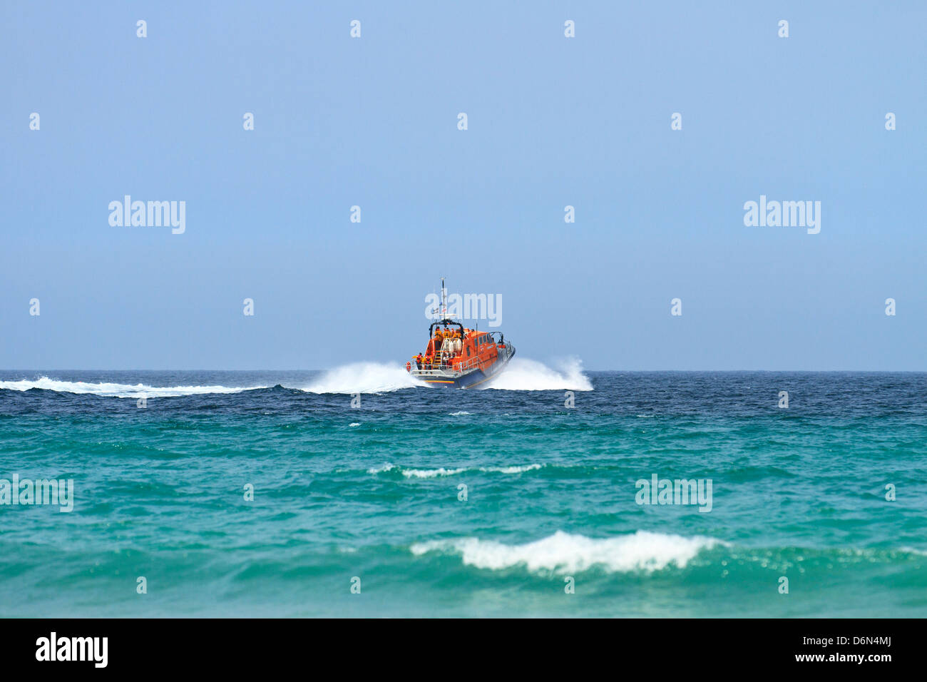 RNLI Sennen Cove, Cornwall. Classe Tamar Tutti Meteo scialuppa di salvataggio Victor Freeman appena dopo il lancio in mare nel mese di agosto del 2012. Foto Stock